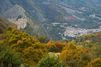 Veduta autunnale di Castrovalva e Anversa degli Abruzzi, protagonisti dell’escursione TRA ACQUE LIMPIDE E ANTICHI MESTIERI tra sorgenti, borghi e tradizioni rurali.